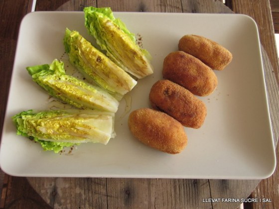 Croquetes de pollastre amb pernil panses i pinyons 010