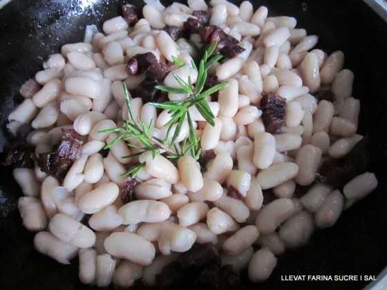 Mongetes saltejades amb daus de pernil ibèric 003