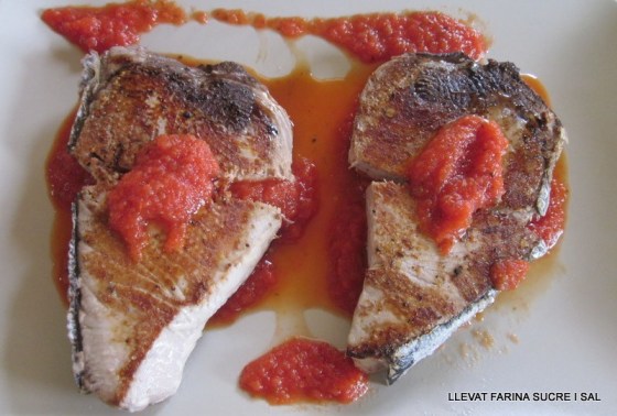 pilii-pol-tonyina-amb-tomc3a0quet-aromc3a0tic-i-amanida-de-llagostns-021-e1381086848221