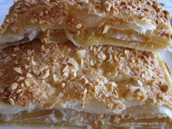 Coca de pasta de full farcida amb cabell d'angel